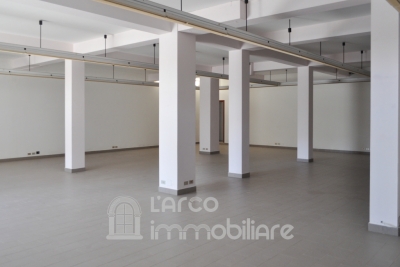 Spacious Commercial Property with Outdoor Area – Prime Tourist Location