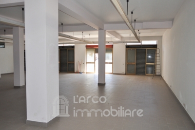 Spacious Commercial Property with Outdoor Area – Prime Tourist Location