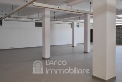 Spacious Commercial Property with Outdoor Area – Prime Tourist Location