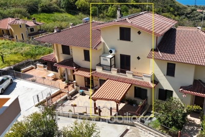 Splendida Villetta a Schiera su 4 Livelli con Vista Mare 