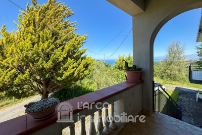 Detached house with sea view