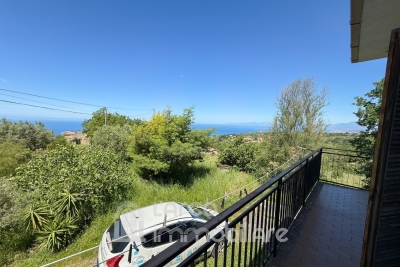 Detached house with sea view