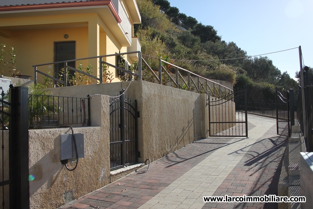 Newly built semi-detached house in a panoramic position