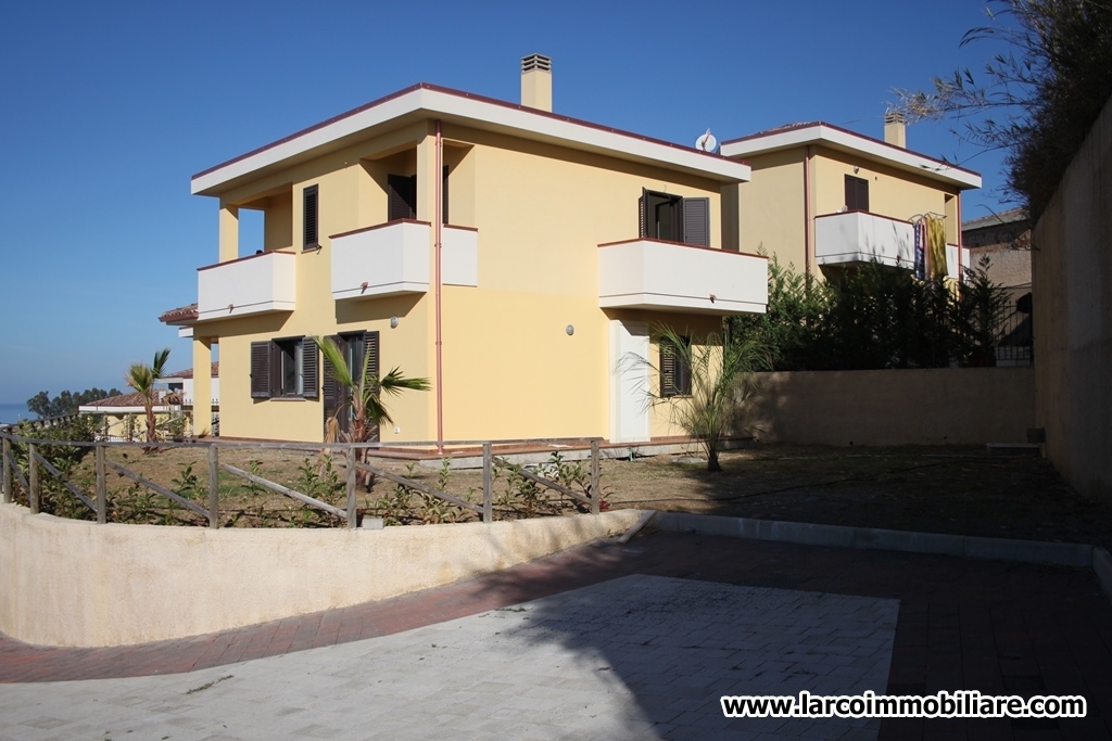 Newly built semi-detached house in a panoramic position