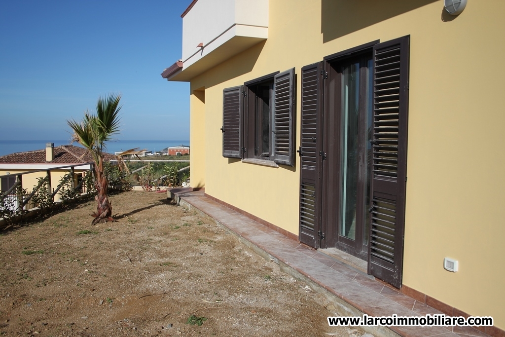 Newly built semi-detached house in a panoramic position