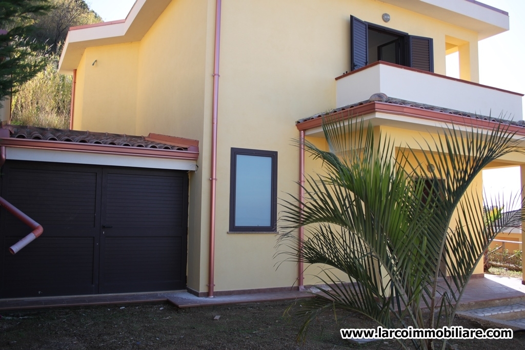 Newly built semi-detached house in a panoramic position