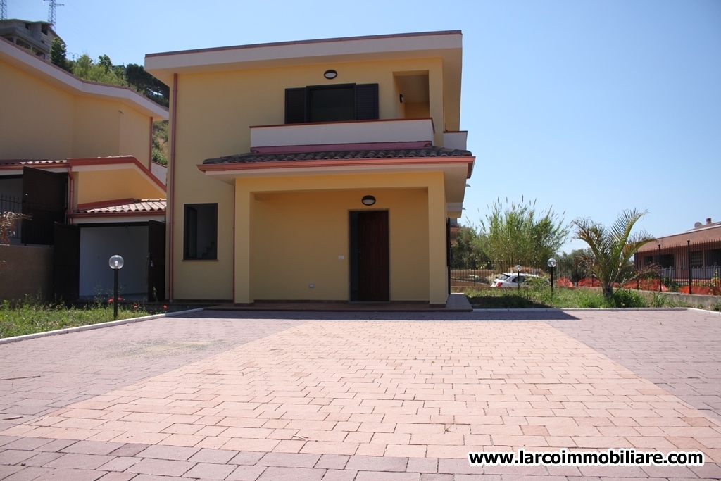 Newly built semi-detached house in a panoramic position